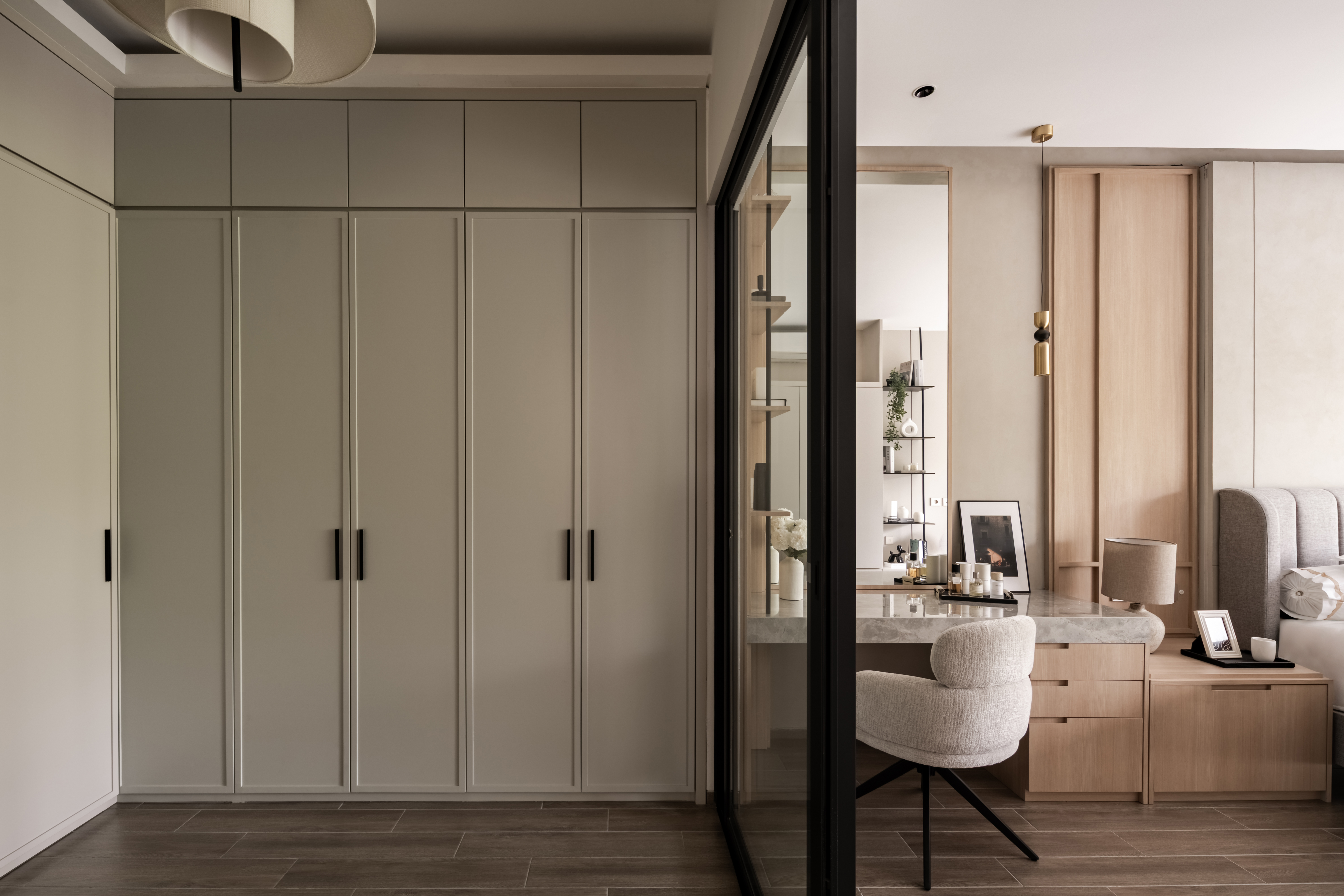 Walk In Closet & Vanity